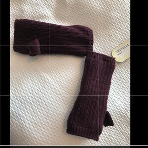 Bujibaja Hat Attack Cozy Hand Warmers In Burgundy